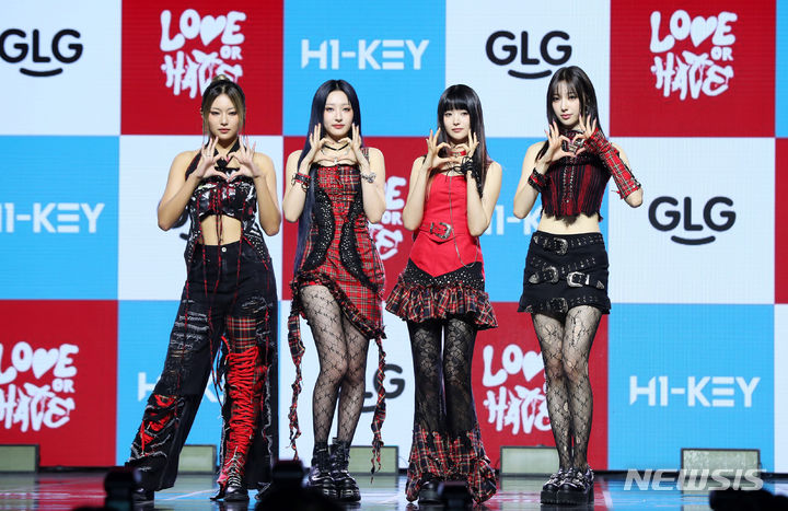 [서울=뉴시스] 김혜진 기자 = 그룹 하이키(H1-KEY)가 19일 오후 서울 용산구 블루스퀘어에서 열린 세 번째 미니앨범 '러브 오어 헤이트'(LOVE or HATE) 발매 기념 쇼케이스에서 포즈를 취하고 있다.타이틀곡 '뜨거워지자'(Let It Burn)는 묵직하면서 그루비한 붐뱁 힙합 리듬에 거칠고 공격적인 그런지 록 사운드를 더한 노래다. 2024.06.19. jini@newsis.com