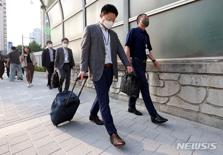 [서울=뉴시스] 추상철 기자 = 19일 오후 서울 용산구 대한의사협회에서 공정거래위원회 관계자가 '집단휴진 강요혐의'와 관련 현장조사를 마친 후 의협 사무실을 빠져 나가고 있다. 2024.06.19. scchoo@newsis.com