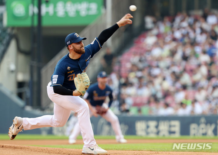 [서울=뉴시스] 이영환 기자 = 19일 오후 서울 송파구 잠실야구장에서 열린 2024 프로야구 NC 다이노스와 두산 베어스의 경기, 1회말 NC 선발 카스타노가 공을 던지고 있다. 2024.06.19. 20hwan@newsis.com