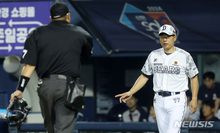 [서울=뉴시스] 이영환 기자 = 19일 오후 서울 송파구 잠실야구장에서 열린 2024 프로야구 NC 다이노스와 두산 베어스의 경기, 6회초 1사 1,2루에서 NC 권희동이 날린 타구를 두산 유격수 박준영이 놓쳐 인필드플라이 아웃이 선언된 가운데 2루 주자 박건우가 3루 베이스에서 세이프 되자 두산 이승엽 감독이 심판에게 문의를 하고 있다. 2024.06.19. 20hwan@newsis.com