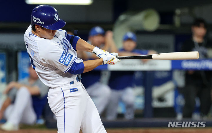 [대구=뉴시스] 이무열 기자 = 19일 대구 수성구 삼성라이온즈파크에서 열린 2024 신한 SOL 뱅크 KBO리그 SSG 랜더스와 삼성 라이온즈의 경기, 6회말 1사 1,2루 상황에서 삼성 이성규가 1타점 적시타를 때리고 있다. 2024.06.19. lmy@newsis.com