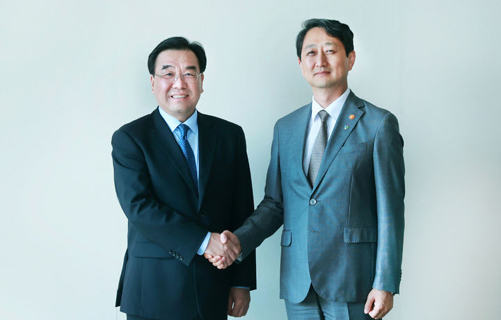 [서울=뉴시스] 홍효식 기자 = 안덕근(오른쪽) 산업통상자원부 장관이 19일 서울 중구 신라호텔에서 신창싱(Xin Changxing) 중국 장쑤성 당서기와 면담에서 기념촬영하고 있다. (사진=산업통상자원부 제공) 2024.06.19. photo@newsis.com *재판매 및 DB 금지