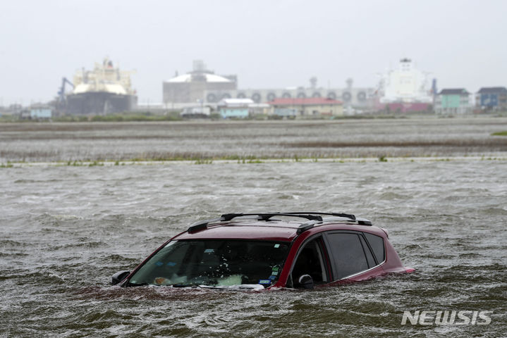 [서프사이드비치=AP/뉴시스] 지난 해 6월19일 미 텍사스주 서프사이드비치에 열대성 폭풍 '알베르토'가 접근하는 동안 자동차 한 대가 물에 잠겨 있다.&nbsp; 텍사스주 샌안토니오 시에서는 올해 6월 12일 시간당 18cm의 폭우로 사망자가 13명 발생했고 돌발 홍수로 강물이 범람해 차들이 떠내려갔다. 2025.06.15.&nbsp; 