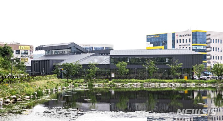 [용인=뉴시스] 복합문화공간으로 시민들이 즐겨찾는 경기도 우수도서관 남사도서관