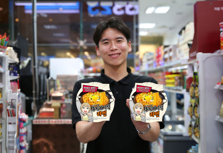 [서울=뉴시스] GS리테일이 운영하는 편의점 GS25는 오는 27일 소셜네트워크서비스(SNS) 등에서 많은 고객들에게 인기를 얻고 있는 일본식 볶음 라면 '쿠지라이식 라멘'을 선보인다고 20일 밝혔다. (사진=GS25 제공) *재판매 및 DB 금지