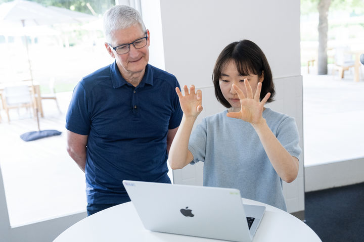 애플은 연례행사인 '스위프트 스튜던트 챌린지'에서 50명의 우수 수상자 중 한 명으로 선정된 한동대학교 컴퓨터공학과 이신원 학생이 팀 쿡 애플 CEO에게 본인이 개발한 '멜로디' 앱을 선보이고 있다. (사진-애플 제공) *재판매 및 DB 금지