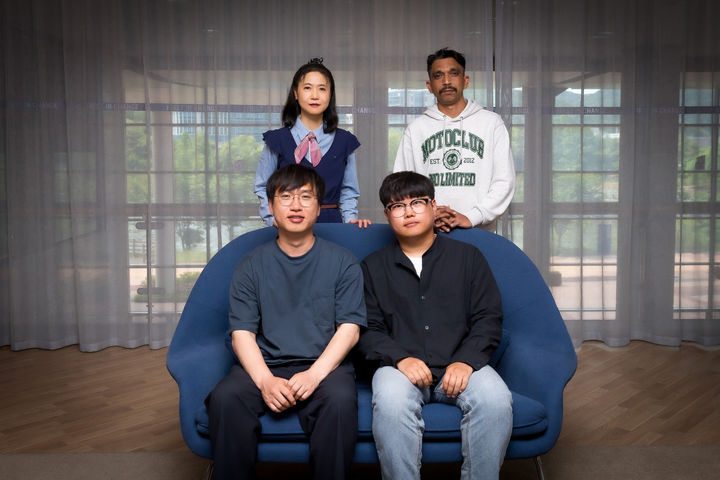 [울산=뉴시스] 울산과학기술원(UNIST) 연구진. 아래 왼쪽부터 시계방향으로, 윤기용 연구원(참여저자), 장지현 교수(교신저자), Blaji 연구원(참여저자), 박주형 연구원(제1저자). (사진=울산과학기술원 제공) 2024.06.20. photo@newsis.com *재판매 및 DB 금지