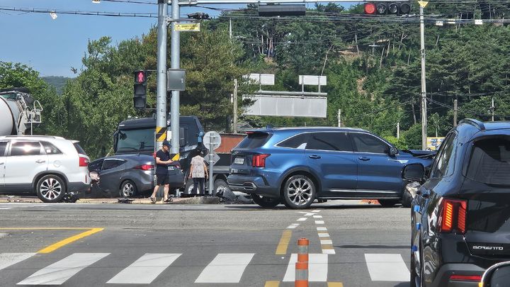 [서산=뉴시스] 20일 충남 서산시 성연면 일람사거리에서 발생한 차대차 교통사고 현장 모습. (사진=독자 제공) 2024.06.20. *재판매 및 DB 금지