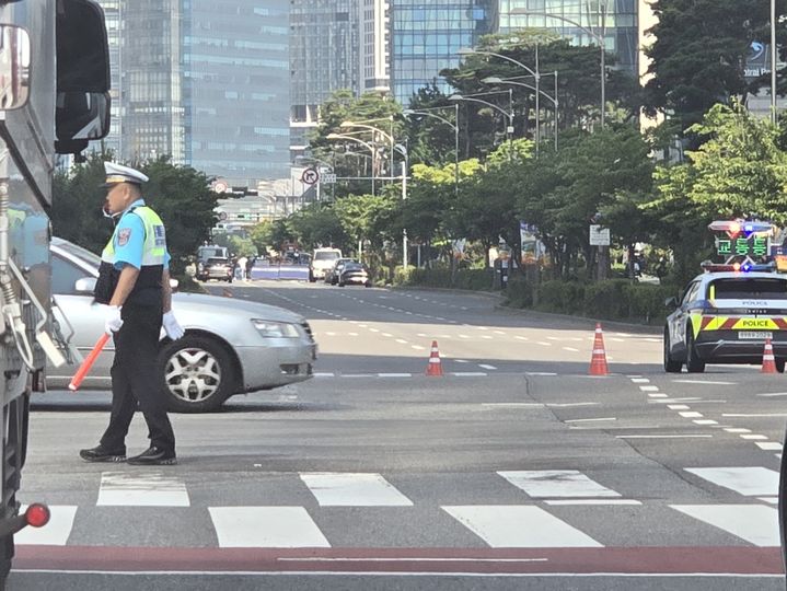 [인천=뉴시스] 20일 오전 인천 연수구 송도국제도시에서 상수도관이 파열, 일부 도로가 통제돼 있다. (사진=독자 제공) *재판매 및 DB 금지