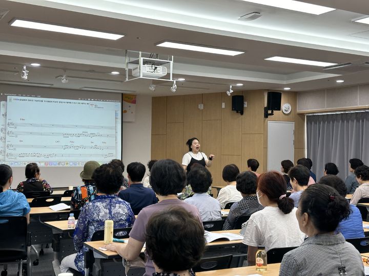 [대구=뉴시스] 대구시 남구는 배나무샘골 마을문화센터와 함께 문화예술 프로그램을 운영하고 있다. (사진=남구 제공) 2024.06.20. photo@newsis.com *재판매 및 DB 금지