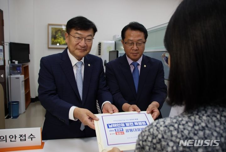 [창원=뉴시스] 20일 국회에서 국민의힘 정점식(사진 왼쪽, 통영고성) 국회의원과 더불어민주당 문금주(고흥·보성·장흥·강진)  국회의원이 '남해안권 발전 특별법안'을 여·야 공동대표발의로 접수하고 있다.(사진=경남도 제공) 2024.06.20. photo@newsis.com