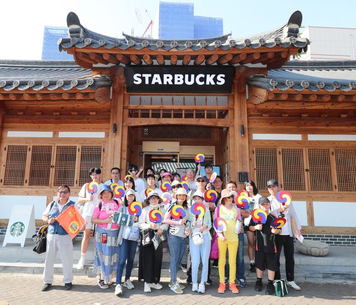 한국관광공사는 지난 19일 '한국방문의 해'를 기념해 선정한 스타벅스 10대 매장 중 한국 고택의 멋을 살린 대구종로고택점에서 외국인 관광객 90여 명을 대상으로 환대 행사를 실시했다. (사진=한국관광공사 제공) photo@newsis.com *재판매 및 DB 금지