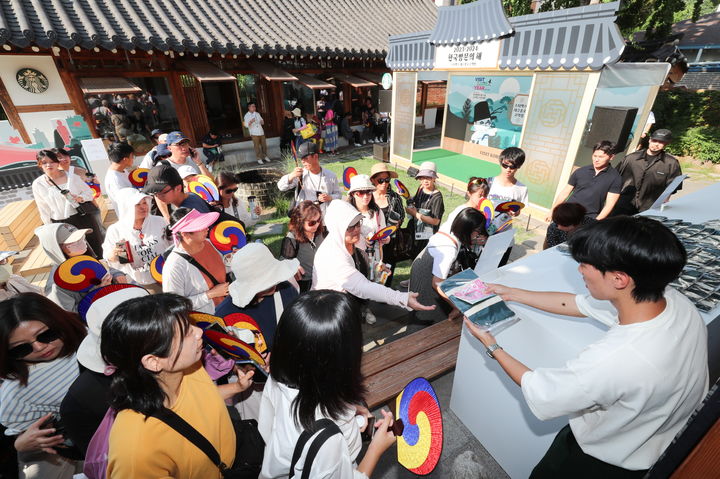 한국관광공사는 지난 19일 '한국방문의 해'를 기념해 선정한 스타벅스 10대 매장 중 한국 고택의 멋을 살린 대구종로고택점에서 외국인 관광객 90여 명을 대상으로 환대 행사를 실시했다. (사진=한국관광공사 제공) photo@newsis.com *재판매 및 DB 금지