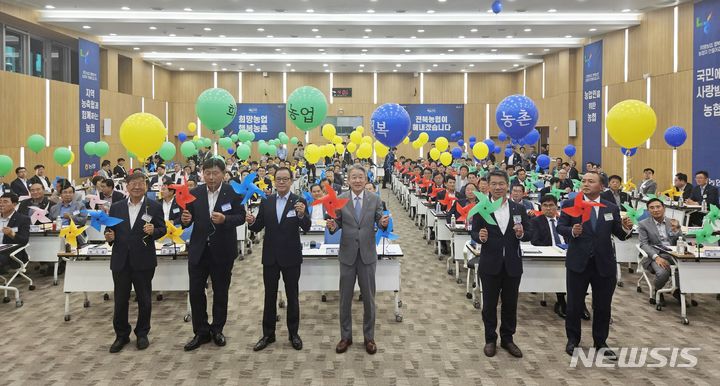 [전주=뉴시스]윤난슬 기자 = 강호동 농협중앙회장이 20일 전북본부를 방문해 '2024년 전북농협 현장경영'을 통해 지역과 소통하고 현장의 소중한 의견을 듣는 시간을 가졌다.2024.06.20.(사진=전북농협 제공) 