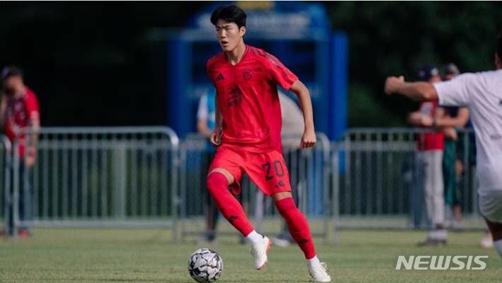 [서울=뉴시스]뮌헨 2군 훈련에 합류하는 수원 U-18팀 수비수 모경빈. (사진=수원 삼성 제공)