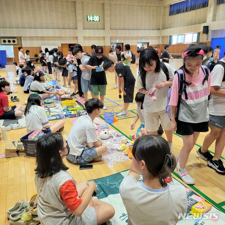 [화성=뉴시스] 화성 푸른초 전교자치회가 19일 알뜰시장을 개최했다.(사진=화성오산교육지원청 제공)2024.06.20.photo@newsis.com