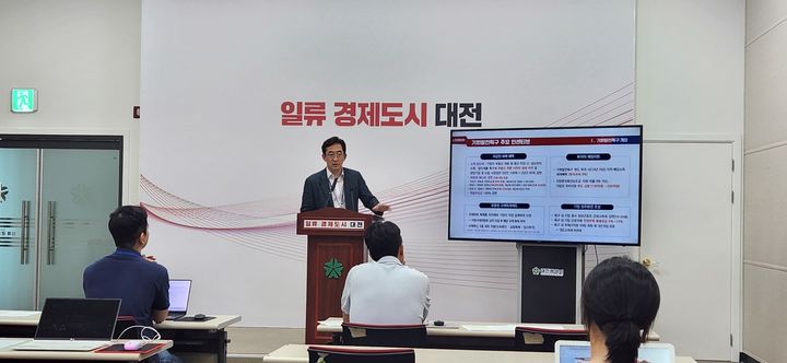 [대전=뉴시스]한선희 대전시 전략사업주진실장이 20일 시청 브리핑실에서 기회발전특구 지정과 관련해 설명하고 있다. 2024. 06. 20  *재판매 및 DB 금지