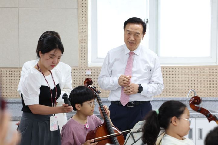 [용인=뉴시스] 임태희 경기도교육감이 20일 오후 경기 용인시 처인구 백암초등학교에서 거점 공유학교 프로그램으로 진행 중인 오케스트라 수업을 참관하고 있다. (사진=경기도교육청 제공) 2024.06.20. photo@newsis.com *재판매 및 DB 금지