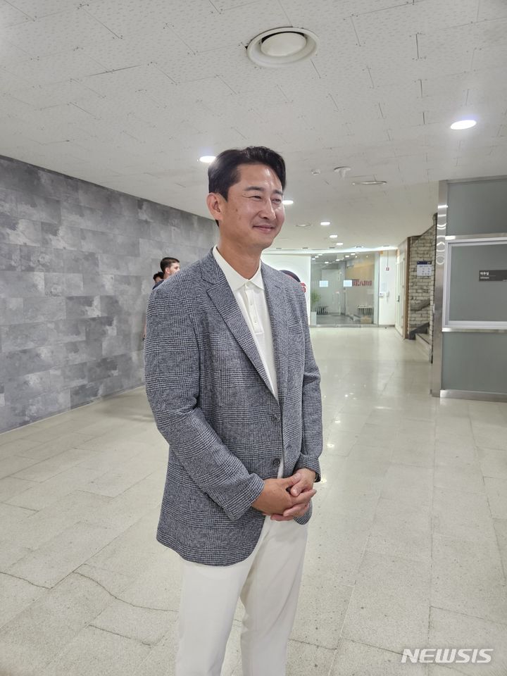 [서울=뉴시스] 박용택 해설위원이 20일 잠실야구장을 찾아 NC 다이노스와 두산 베어스의 경기를 관전하고 있다.