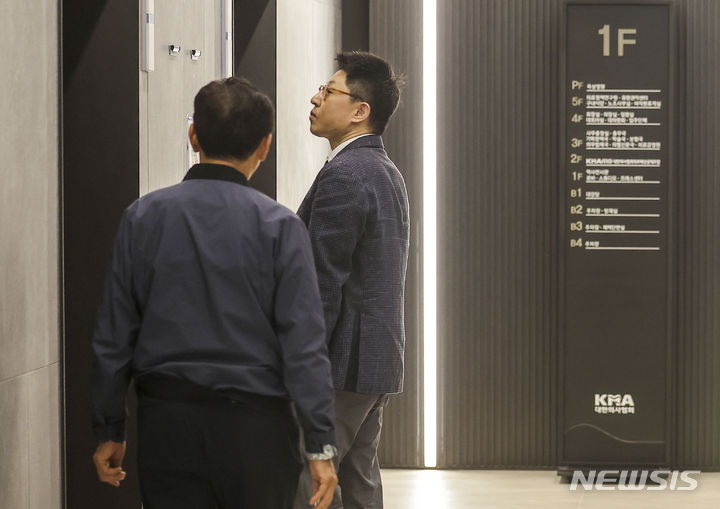 [서울=뉴시스] 정병혁 기자 = 20일 서울 용산구 대한의사협회에서 공정거래위원회 관계자가 '집단휴진 강요혐의'와 관련 현장조사를 위해 의협 사무실로 들어가고 있다. 2024.06.20. jhope@newsis.com