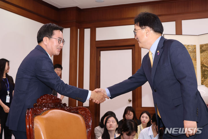 [서울=뉴시스] 권창회 기자 = 우원식 국회의장이 20일 오전 서울 여의도 국회의장 집무실에서 김동연 경기도지사를 접견하고 있다. 2024.06.20. kch0523@newsis.com