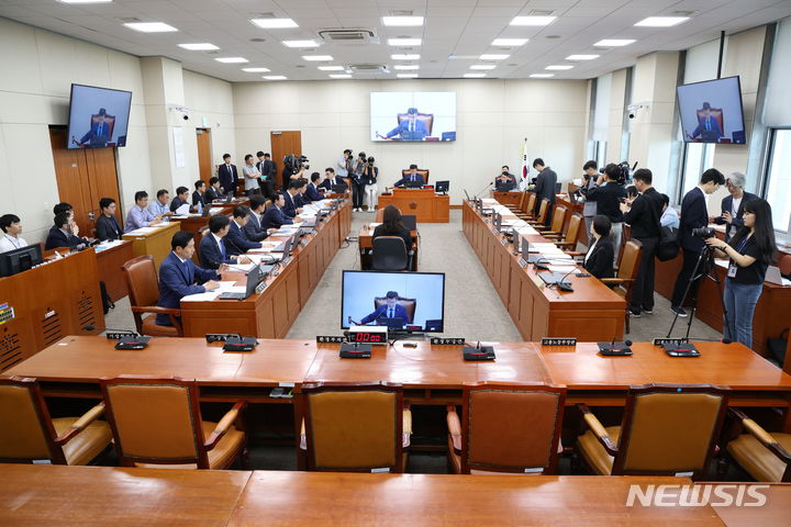 [서울=뉴시스] 고승민 기자 = 안호영 국회 환경노동위원장이 20일 서울 여의도 국회에서 열린 제2차 환노위 전체회의를 주재하고 있다. 이날 국민의힘 의원들과 국무위원들은 회의에 불참했다. 2024.06.20. kkssmm99@newsis.com