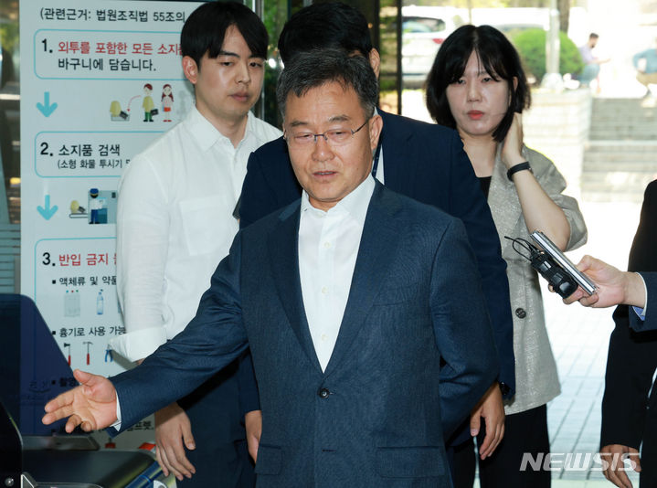 [서울=뉴시스] 고범준 기자 = 대장동 사건과 관련해 '허위 인터뷰 의혹'을 받는 화천대유자산관리 대주주 김만배 씨가 20일 오전 서울 서초구 서울중앙지법에서 열린 구속전 피의자 심문(영장실질심사)을 받기 위해 법정으로 들어가고 있다. 2024.06.20. bjko@newsis.com