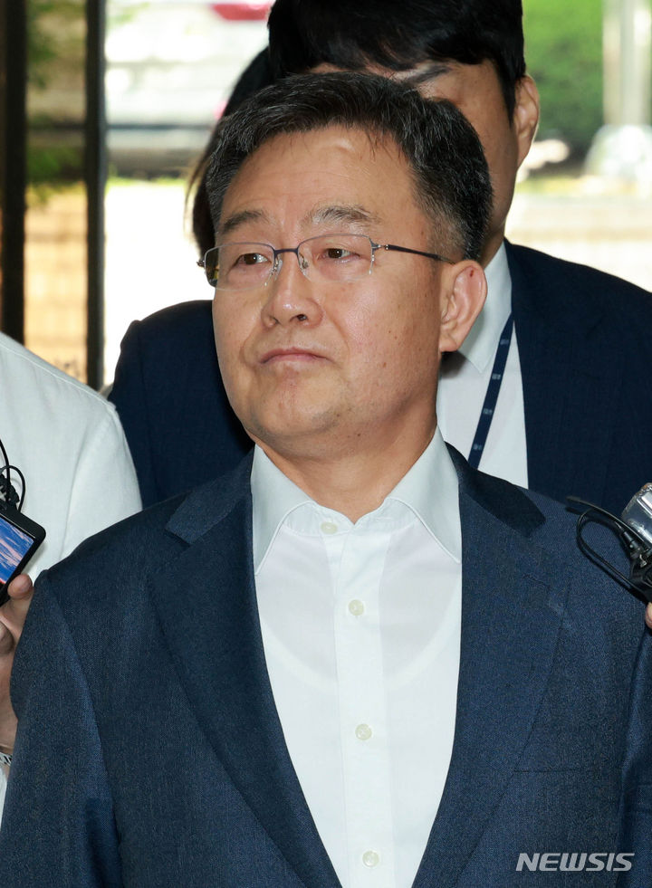 [서울=뉴시스] 고범준 기자 = 대장동 사건과 관련해 '허위 인터뷰 의혹'을 받는 화천대유자산관리 대주주 김만배 씨가 20일 오전 서울 서초구 서울중앙지법에서 열린 구속전 피의자 심문(영장실질심사)을 받기 위해 법정으로 들어가고 있다. 2024.06.20. bjko@newsis.com