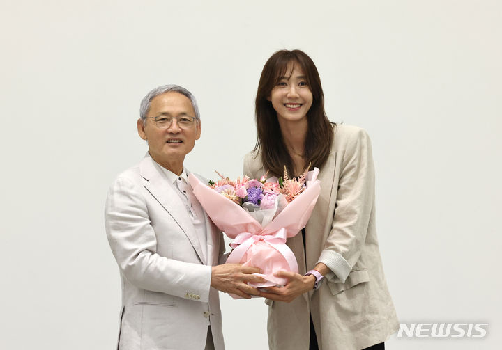 [서울=뉴시스] 김금보 기자 = 유인촌 문화체육관광부 장관이 20일 오전 서울 종로구 국립현대미술관 서울교육동에서 열린 '배구협회 및 여자배구 국가대표 은퇴선수 간담회'에서 한송이에게 격려 꽃다발을 전달하고 있다. 2024.06.20. kgb@newsis.com