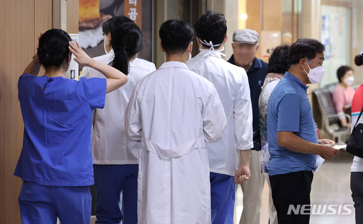 [대구=뉴시스] 이무열 기자 = 지난 20일 대구의 한 대학병원에서 의료진들이 이동하고 있는 모습. 2024.06.20. lmy@newsis.com