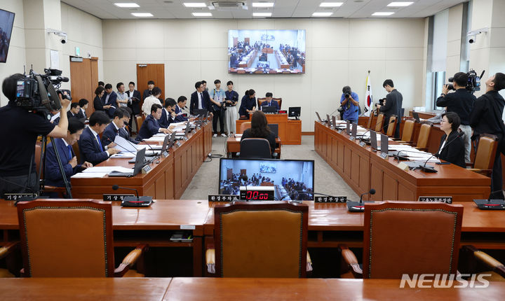 [서울=뉴시스] 고승민 기자 = 안호영 국회 환경노동위원장이 20일 서울 여의도 국회에서 열린 제2차 환노위 전체회의를 주재하고 있다.   이날 회의에는 한화진 환경부 장관과 이정식 고용노동부 장관, 국민의힘 의원들이 불참했다. 2024.06.20. kkssmm99@newsis.com