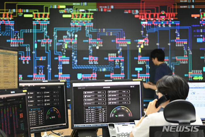 [수원=뉴시스] 김종택 기자 = 경기 수원시 영통구 한국전력공사 경기지역본부 전력관리처 계통운영센터에서 관계자가 전력수급현황을 점검하고 있다. 2024.06.20. jtk@newsis.com
