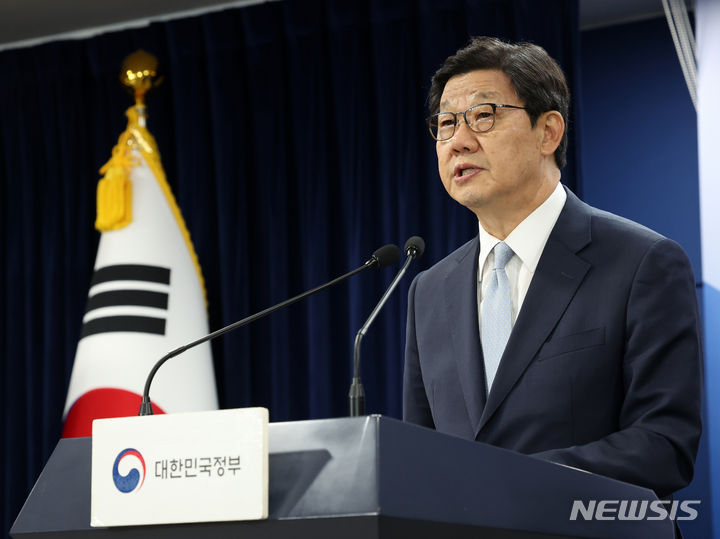 [서울=뉴시스] 배훈식 기자 = 노연홍 의료개혁특별위원장이 지난해 6월 20일 오후 서울 종로구 정부서울청사에서 제4차 의료개혁특위 회의 브리핑을 하고 있다. 2024.06.20. dahora83@newsis.com