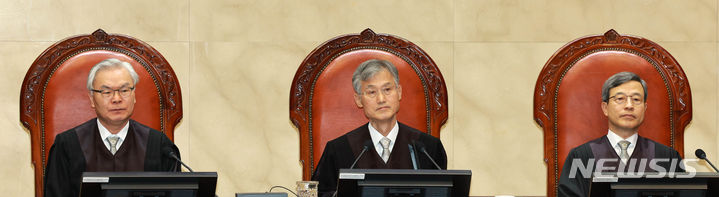 [서울=뉴시스] 고범준 기자 = 조희대 대법원장을 비롯한 대법관들이 20일 오후 서울 서초구 대법원 대법정에서 열린 백색실선이 '통행금지 안전표지'에 해당하는지 여부에 대한 전원합의체 선고를 위해 자리에 앉아 있다. 2024.06.20. bjko@newsis.com
