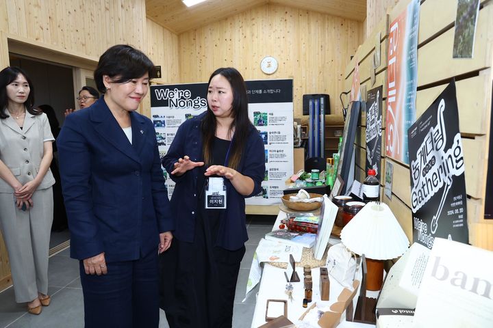 [서울=뉴시스] 송미령 농림축산식품부 장관이 20일 경남 하동군에서 열린 농촌 청년창업 활성화 현장 간담회에 참석해 청년 창업인 생산품을 살펴보고 있다. (사진=농림축산식품부 제공) 2024.06.20. photo@newsis.com *재판매 및 DB 금지