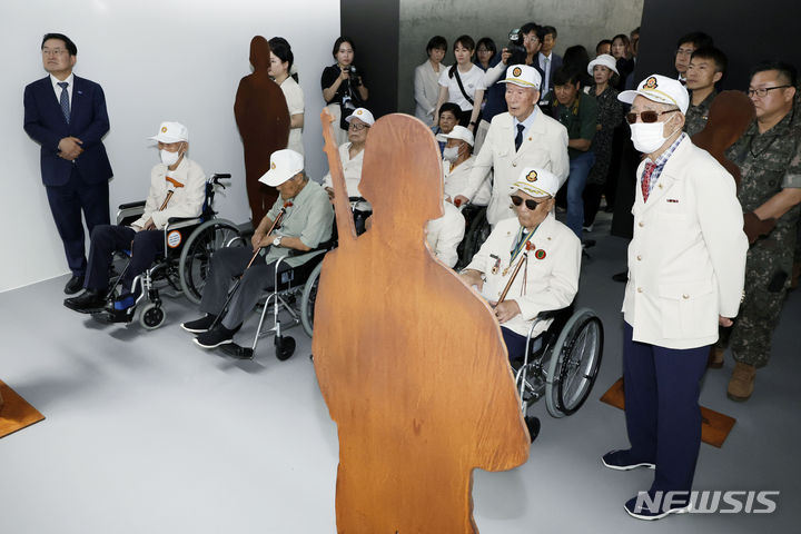 [서울=뉴시스] 최동준 기자 = 20일 서울 용산구 전쟁기념관에서 열린 국군포로존 개막식에서 백승주 전쟁기념사업회장을 비롯한 귀환 국군포로 참전용사가 추모관 관람을 하고 있다. 이번 전시에서는 그동안 조명되지 않았던 국군포로에 대한 역사적 사실과 국군포로와 귀환 국군포로의 삶을 재조명하며 이들을 잊지 말고 기억하자는 메시지를 전달한다. 2024.06.20. photocdj@newsis.com