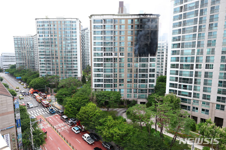 [서울=뉴시스] 전신 기자 = 지난해 6월 20일 오후 1시 22분께 서울 강남구 역삼동에 위치한 역삼현대아이파크 아파트에서 화재가 발생,한 모습. 2024.06.20. photo1006@newsis.com