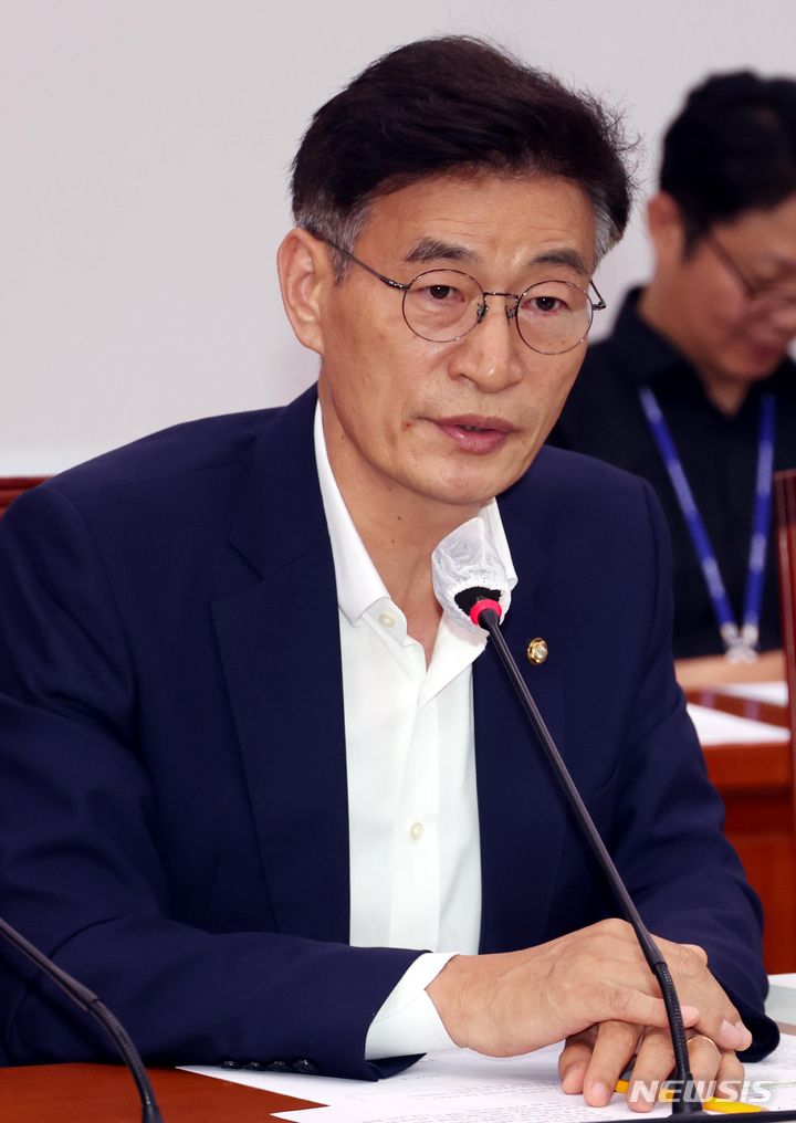 [서울=뉴시스] 조성봉 기자= 문대림 더불어민주당 의원이 20일 오후 서울 여의도 국회에서 열린 농림축산식품해양수산위원회 첫 전체회의에서 발언을 하고 있다. 2024.06.20. suncho21@newsis.com