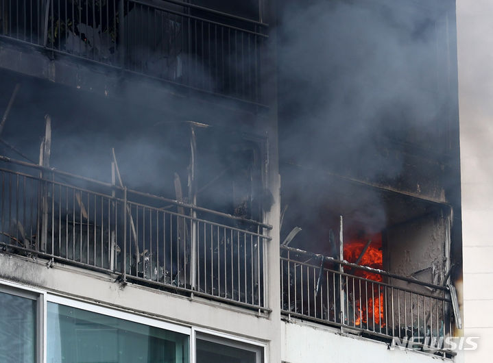 [서울=뉴시스] 전신 기자 = 20일 오후 1시 22분께 서울 강남구 역삼동에 위치한 역삼현대아이파크 아파트에서 화재가 발생, 불길이 치솟고 있다. 2024.06.20. photo1006@newsis.com