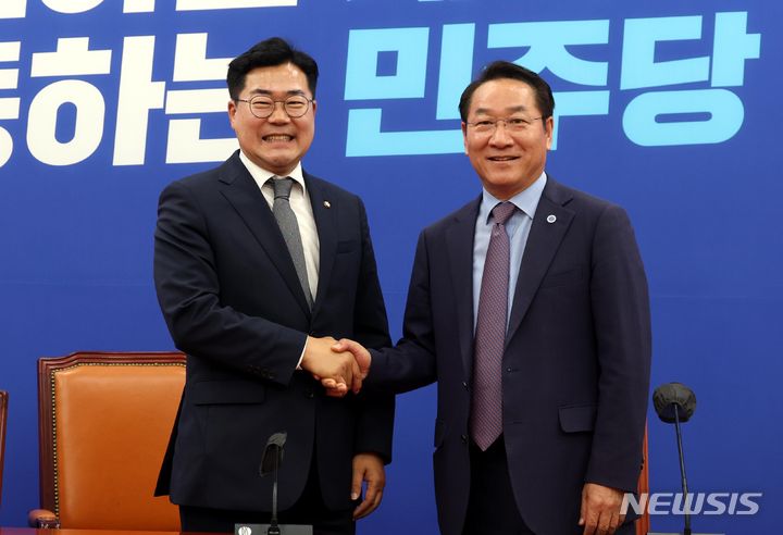 [서울=뉴시스] 조성봉 기자 = 지난 2024년 6월20일 유정복(오른쪽) 인천시장이 서울 여의도 국회에서 박찬대 당시 더불어민주당 원내대표를 만나 악수를 하고 있다. 2024.06.20. suncho21@newsis.com