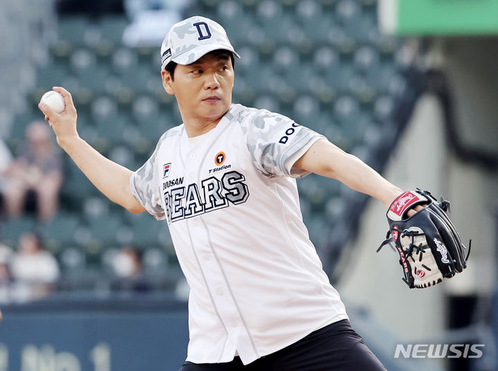 [서울=뉴시스] 김진아 기자 = 20일 서울 송파구 잠실야구장에서 열린 2024 KBO리그 NC 다이노스와 두산 베어스의 경기, 배우 김승수가 시구를 하고 있다. 2024.06.20. bluesoda@newsis.com