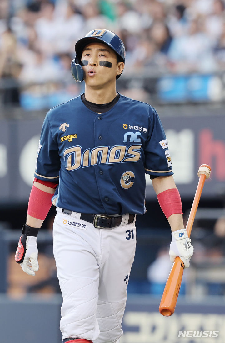 [서울=뉴시스] 김진아 기자 = 20일 서울 송파구 잠실야구장에서 열린 2024 KBO리그 NC 다이노스와 두산 베어스의 경기, 4회초 2사 1루 NC 손아섭이 삼진 아웃된 뒤 더그아웃으로 들어오고 있다. 2024.06.20. bluesoda@newsis.com