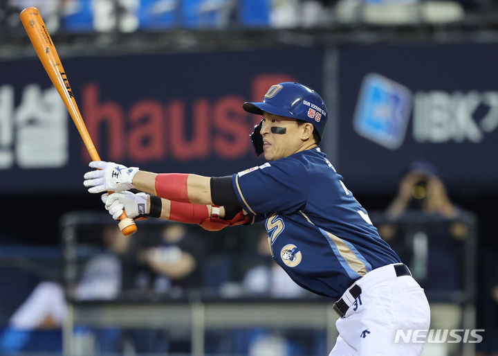 [서울=뉴시스] 김진아 기자 = 20일 서울 송파구 잠실야구장에서 열린 2024 KBO리그 NC 다이노스와 두산 베어스의 경기, 4회초 2사 1루 NC 손아섭이 안타를 치고 있다. 손아섭은 이 안타로 KBO리그 통산 안타 수를 2505개를 기록하며 최다 안타 신기록을 수립했다. 2024.06.20. bluesoda@newsis.com