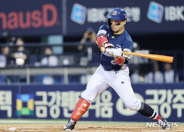 [서울=뉴시스] 김진아 기자 = 20일 서울 송파구 잠실야구장에서 열린 2024 KBO리그 NC 다이노스와 두산 베어스의 경기, 6회초 2사 주자없는 상황 NC 손아섭이 안타를 치고 있다. 손아섭은 이 안타로 KBO리그 통산 안타 수를 2505개를 기록하며 최다 안타 신기록을 수립했다. 2024.06.20. bluesoda@newsis.com