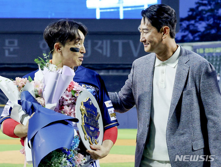 [서울=뉴시스] 김진아 기자 = 20일 서울 송파구 잠실야구장에서 열린 2024 KBO리그 NC 다이노스와 두산 베어스의 경기, NC 손아섭이 최다 안타 신기록을 수립한 뒤 열린 시상식에서 이전 기록자인 박용택(2504개)으로부터 꽃다발을 받고 있다. 손아섭은 KBO리그 통산 안타 수를 2505개를 기록하며 최다 안타 신기록을 수립했다. 2024.06.20. bluesoda@newsis.com