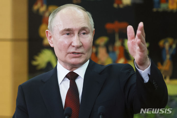 [하노이=AP/뉴시스]블라디미르 푸틴 러시아 대통령이 20일(현지시각) 하노이에서 러시아 기자들과 대화를 나누는 모습. 2024.6.21
