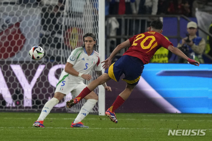 [겔젠키르헨=AP/뉴시스] 21일(한국시각) 독일 겔젠키르헨의 아레나 아우프샬케에서 열린 '2024 유럽축구연맹(UEFA) 유럽축구선수권대회(유로 2024)' 조별리그 B조 2차전에서 스페인의 페드리(오른쪽)가 이탈리아 리카르도 칼라피오리 앞에서 슛을 시도하고 있다. 2024.06.21.