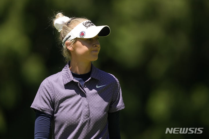 [사마미시=AP/뉴시스] 세계랭킹 1위 넬리 코르다(미국) 20일(현지시각) 미국 워싱턴주 사마미시에 위치한 사할리 컨트리클럽에서 열린 LPGA KPMG 위민스 PGA 챔피언십 1라운드에서 경기를 펼치고 있다. 2024.06.21.