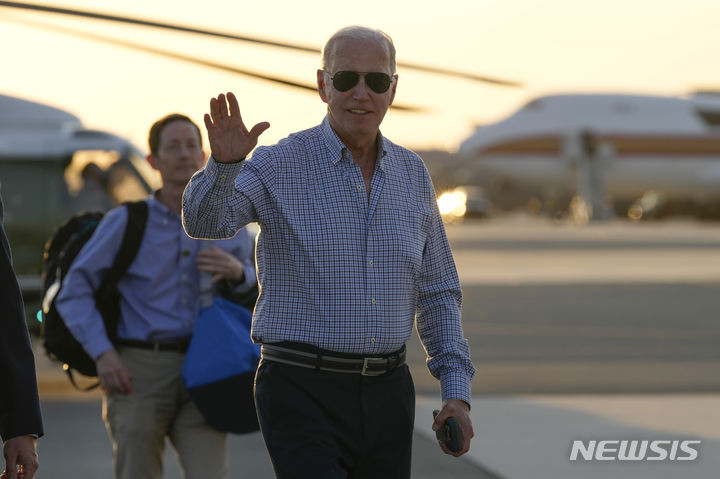 [캠프 데이비드=AP/뉴시스]조 바이든 대통령이 지난 20일(현지시각) 델라웨어 주 도버 공군 기지에서 전용 비행기에 오르면서 손을 흔들고 있다. 바이든 대통령은 이곳 개인 자택에서 잠시 머문 뒤 캠프 데이비드 별장으로 가 대선 토론회 준비하고 있다. 2024.6.25. 