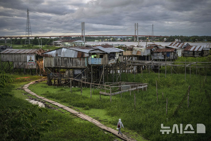 [나나이강(페루)=AP/뉴시스] 페루 나나이강의 연방 고속도로 교량 부근 하천 마을. 페루에서는 4월 17일 극심한 폭우로 국가비상사태가 30일 간 연장 선언된 이후로도 여전히 비 피해가 계속되고 있다. 28일에는 앙카시 지역의 카스카 강이 범람해 2명이 죽고 5명이 실종되었다. 2025. 04. 29.&nbsp; 